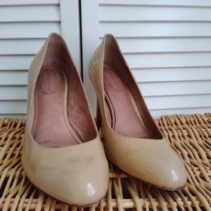 Corso Como womens 7.5M beige patent leather pumps
